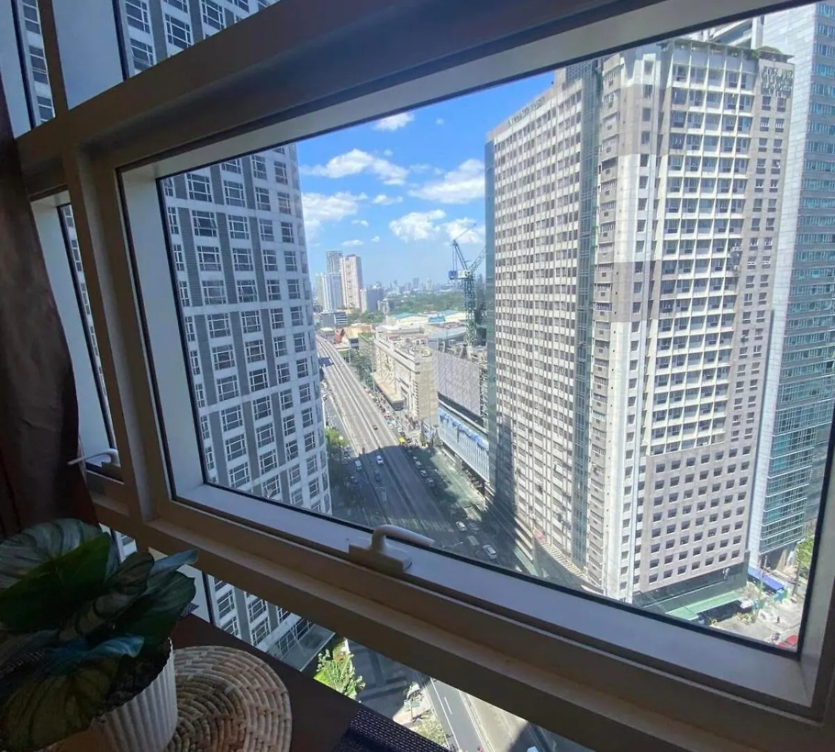Twin Oaks Near Mrt Shaw, Megamall, Shangri-La Plaza Manila